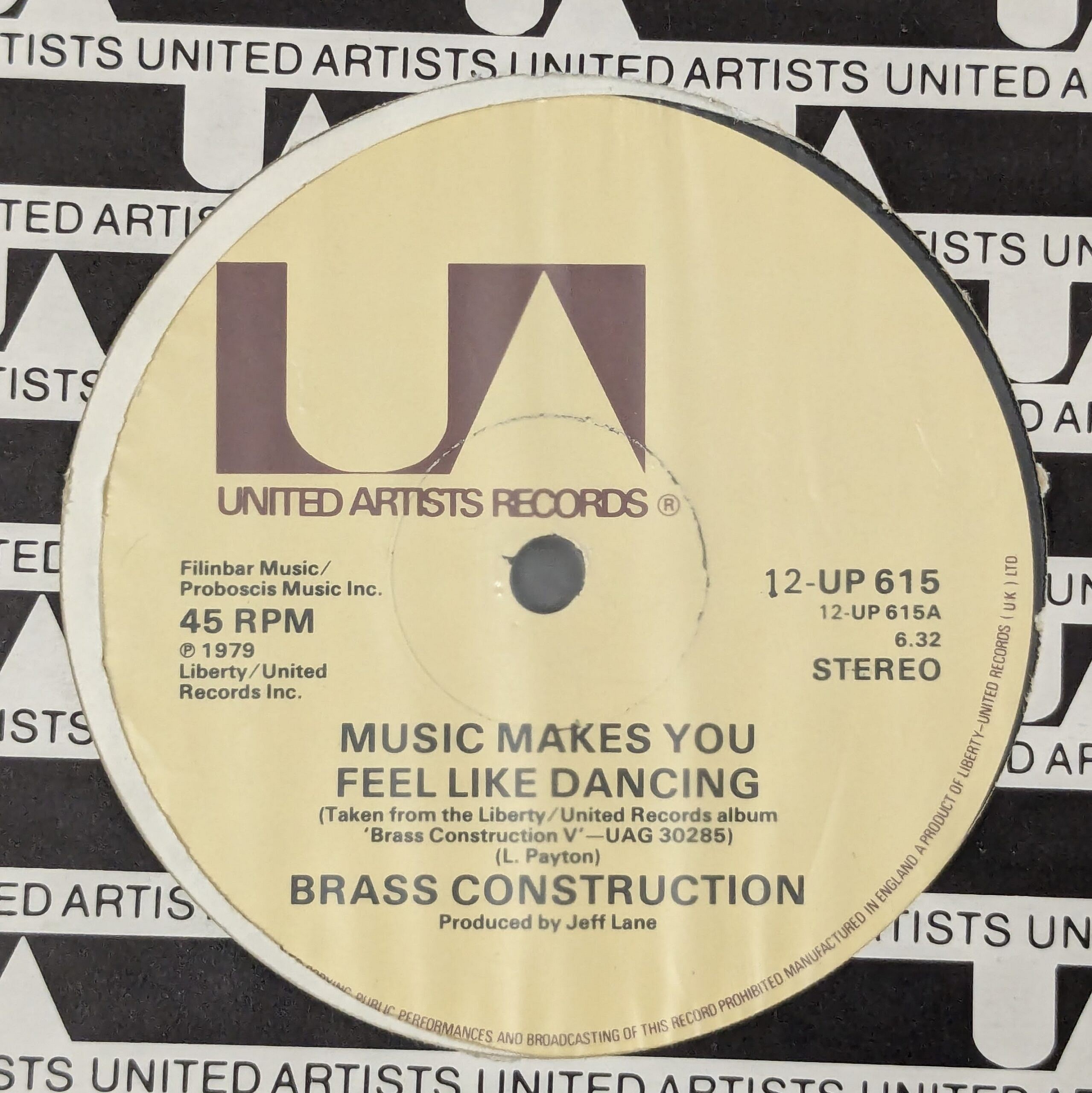 Music makes you feel like dancing/Shakit